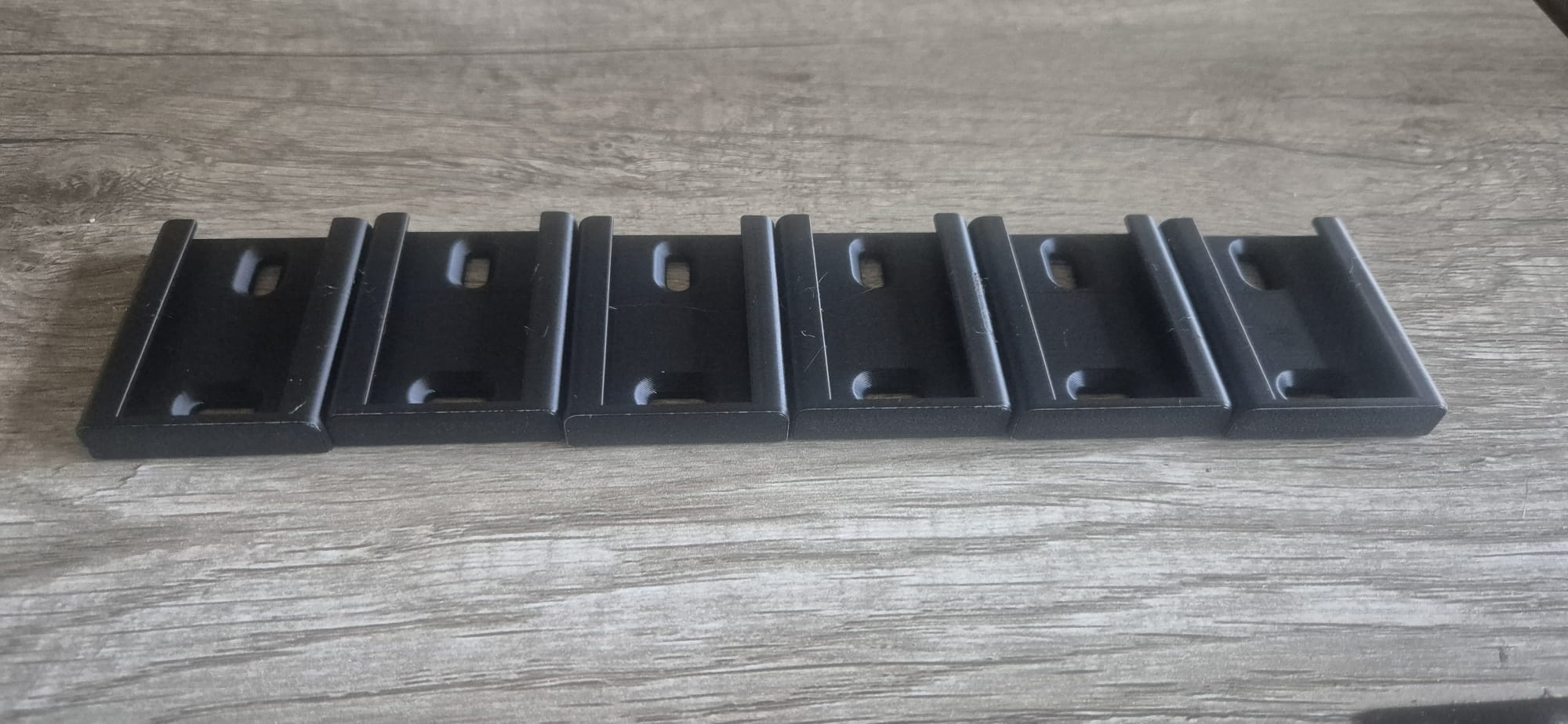 6 supports muraux imprimés en PLA pour répéteurs WiFi — société SUNSTROKE PRODUCTION2